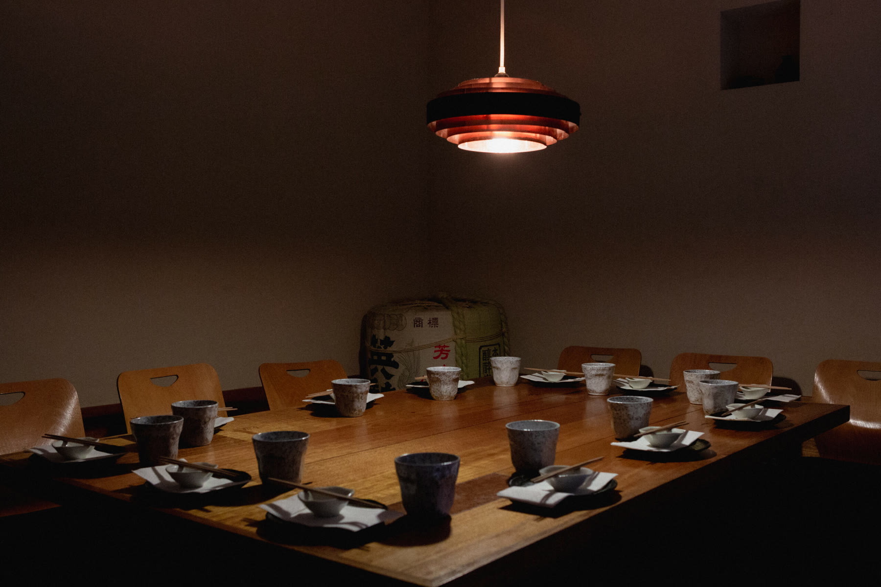 The tatami room under its copper pendant light